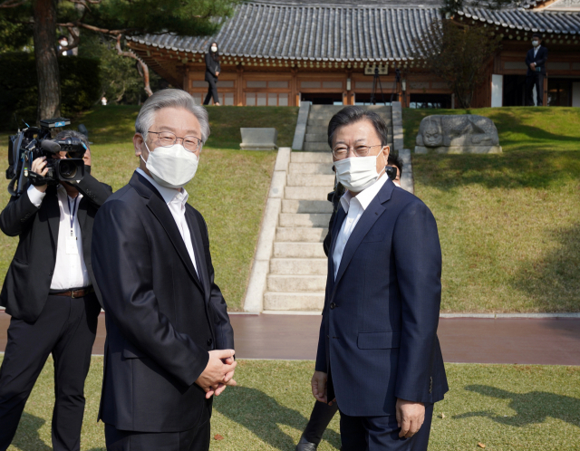 이재명 '지지율 놀랍다'...文 '대통령은 극한직업, 피로 회복 안돼'