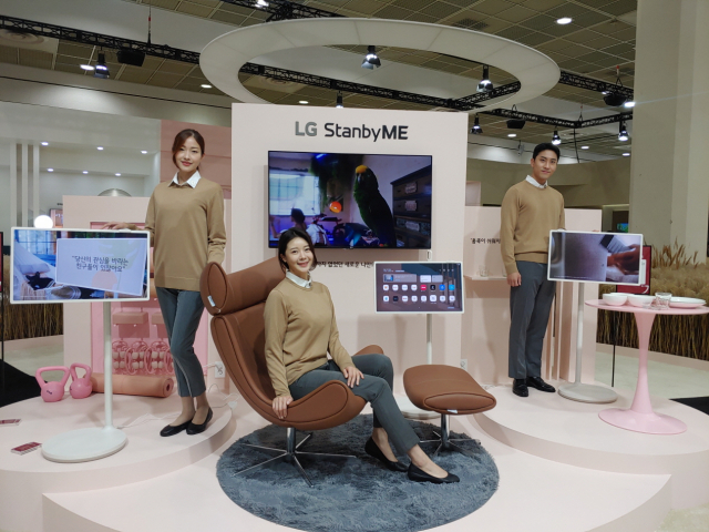 LG전자 모델이 26일 열린 한국전자전에서 집 안 곳곳으로 옮겨가며 사용할 수 있는 무선 프라이빗 스크린 LG 스탠바이미를 소개하고 있다./사진 제공=LG전자
