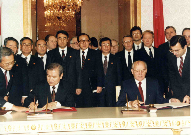 노태우 전 대통령이 1990년 12월15일 당시 미하일 고르바초프 소련 대통령과 한·소 공동선언 서명식에서 서명을 하고 있다./연합뉴스