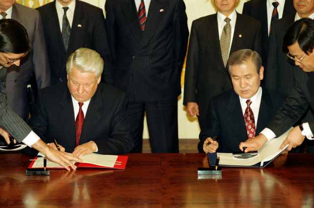 1992년 11월 18일 노태우(오른쪽) 대통령과 보리스 옐친 대통령이 청와대에서 정상회담을 마친 후 한.러 기본조약에 서명하고 있다./연합뉴스