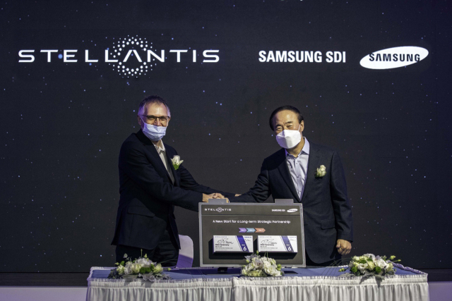 전영현(오른쪽) 삼성SDI 사장과 카를로스 타바레스 스텔란티스 CEO가 합작법인 MOU 체결 기념식에서 악수하고 있다. /사진제공=삼성SDI