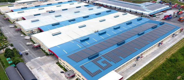 태국 라용 지역 LG전자 생활가전 생산공장 옥상에 태양광 패널이 설치된 모습./사진제공=LG전자