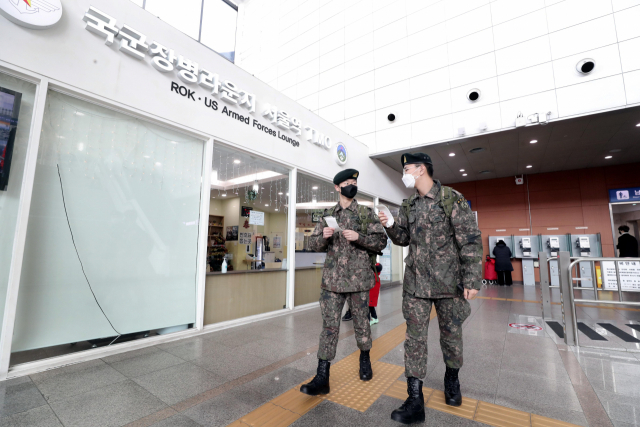 휴가 나온 육군 장병들이 서울역 대합실 국군장병라운지 서울역 TMO에서 기차표 발권을 하고 발걸음을 재촉하는 모습. /사진제공=국방일보