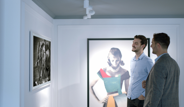 프랑스 파리의 옐로우코너 갤러리에서 고객들이 삼성 더 프레임으로 사진 작품을 감상하고 있다./사진제공=삼성전자