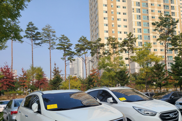 26일 정부세종청사 4동 기획재정부에 주차한 차량들에 노란색 불법 주차 스티커가 붙어있다. /사진=황정원기자