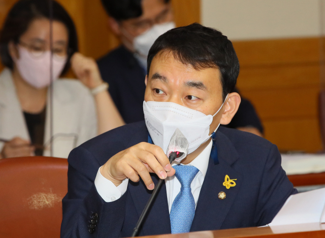 김용민 더불어민주당 의원이 지난 1일 국회에서 열린 법제사법위원회 국정감사에서 질의를 하고 있다. / 권욱 기자
