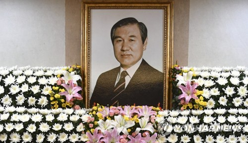 노태우 전 대통령이 향년 89세를 일기로 사망한 가운데 27일 빈소가 마련된 서울대병원 장례식장에서 조문이 시작되고 있다./사진공동취재단