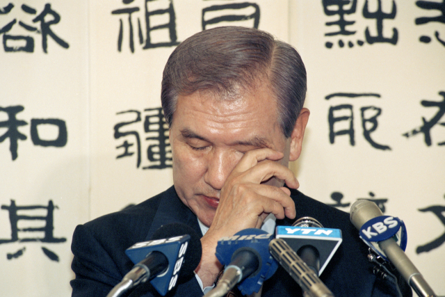 1995년 10월 27일 노태우 전 대통령이 서울 연희동 자택에서 대국민사과문을 발표하며 눈물을 훔치는 모습. /연합뉴스