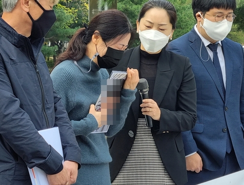 지난달 극단적인 선택을 한 대전시청 공무원 A씨의 어머니는 26일 대전시청 북문 앞에서 기자회견을 열어 가해자에 대한 처벌을 요구했다. /연합뉴스
