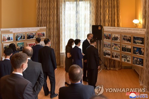 2021년 8월 3일 북한 주재 러시아대사관에서 열린 사진전. /조선중앙통신=연합뉴스