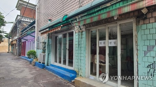수원역 앞 집창촌 내 폐업 업소./연합뉴스
