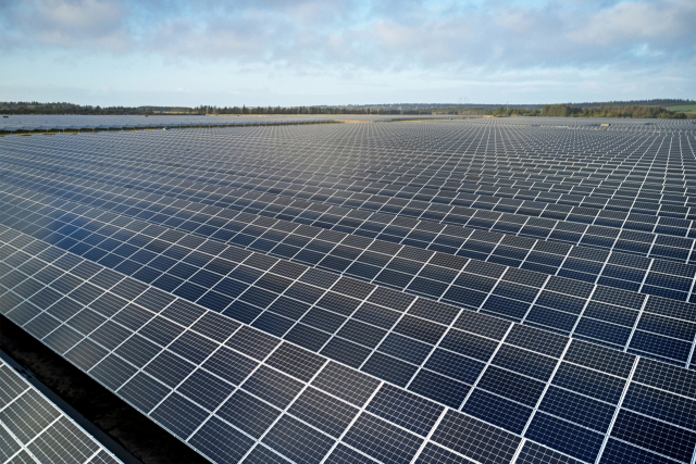 애플 덴마크 브보르 데이터센터에 전력을 공급하는 스칸디나비아 최대 규모 태양광 전지판 시설. /사진제공=애플