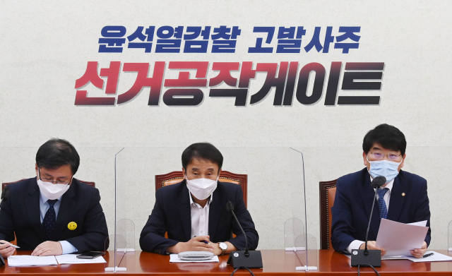 박완주(오른쪽) 더불어민주당 정책위의장이 28일 국회에서 열린 당 정책조정회의에서 발언하고 있다. / 권욱 기자