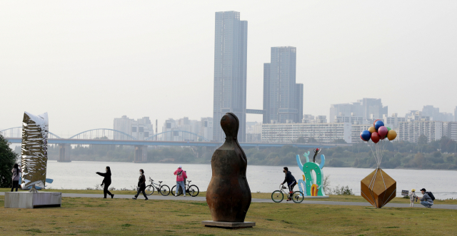 크라운해테제과가 서울 한강공원에서 개최한 세계 최대 규모의 야외 조각 전시회 작품을 시민들이 관람하고 있다. /사진 제공=크라운해태