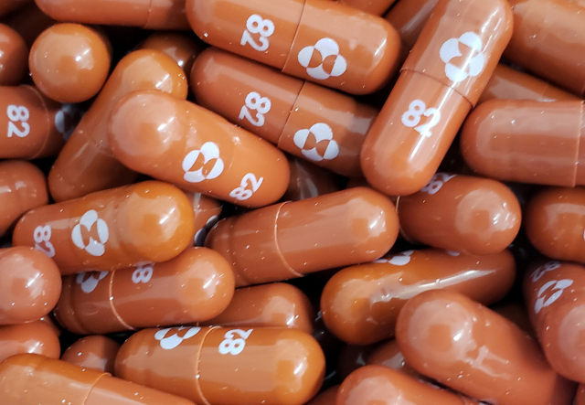 미국 제약회사 머크(MSD)가 알약 형태의 코로나19 치료제 복제약을 빈곤 국가에서 생산할 수 있도록 허용했다. /로이터 연합뉴스