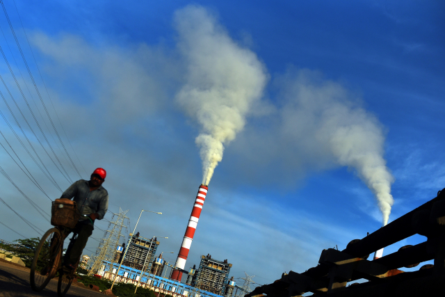 인도 첸나이 지역에 있는 화력발전소에서 연기가 뿜어져 나오고 있는 모습. /EPA연합뉴스