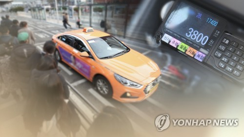 서울 증산교서 택시 추락…운전자 중상 입어