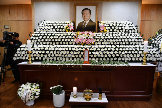 노태우 전 대통령이 향년 89세를 일기로 사망한 가운데 전날 빈소가 마련된 서울대병원 장례식장에서 조문이 시작되고 있다. /사진공동취재단