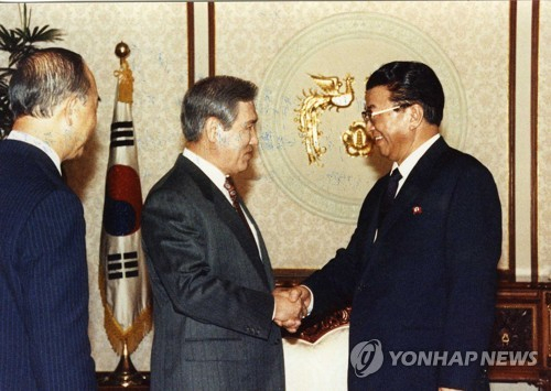 사진은 1990년 5월 제1차 남북총리회담에 참석한 북한 연형묵 총리를 청와대에서 접견하는 노태우 전 대통령. [연합뉴스 자료사진]