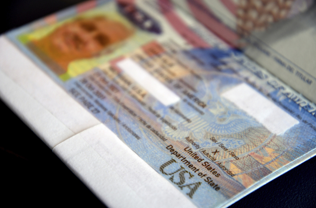 미국 국무부에서 27일(현지 시간) 처음으로 성별란에 남성·여성이 아닌 ‘X’가 표시된 여권을 발급했다. /AP연합뉴스