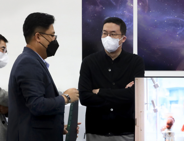 구광모(오른쪽) LG그룹 회장이 경기도 평택시 LG전자 연구소를 찾아 유기발광다이오드(OLED) 개발 현황을 살피고 있다.진제공=LG