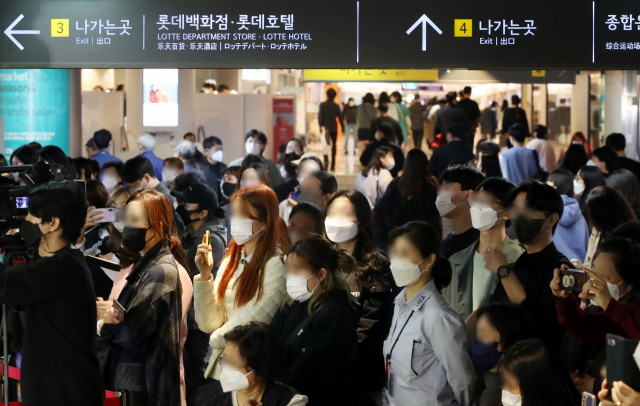 단계적 일상회복 1단계 시행을 앞둔 29일 서울 송파구 잠실역 지하상가가 붐비고 있다./연합뉴스