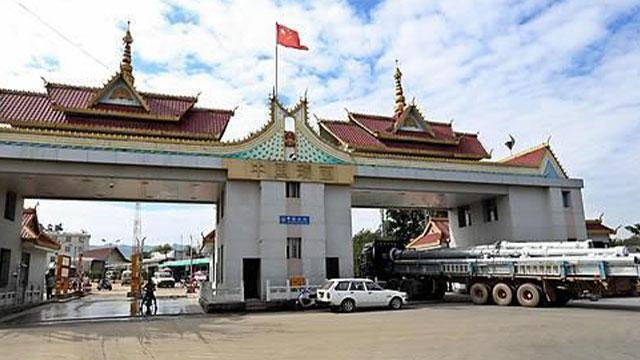 중국 윈난성 루이리시와 미얀마를 연결하는 국경검문소를 차량들이 지나고 있다. 2012년 사진이다. /EPA연합뉴스