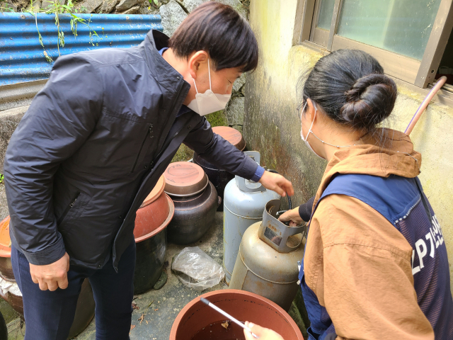 곽채식 가스안전공사 안전관리이사가 LP가스 안전관리 대행제도를 현장 점검하고 있다. /사진제공=한국가스안전공사