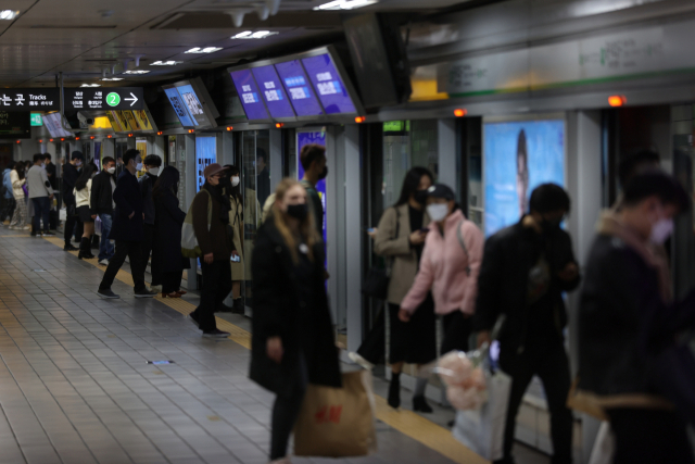 9일 오전 9시 45분께 서울 지하철 2호선 신당역으로 진입하던 성수 방향 열차 내에서 의식을 잃고 쓰러진 50대 남성을 역무원이 심폐소생술로 구했다. 이 사진은 기사와 직접적인 연관이 없습니다. /연합뉴스