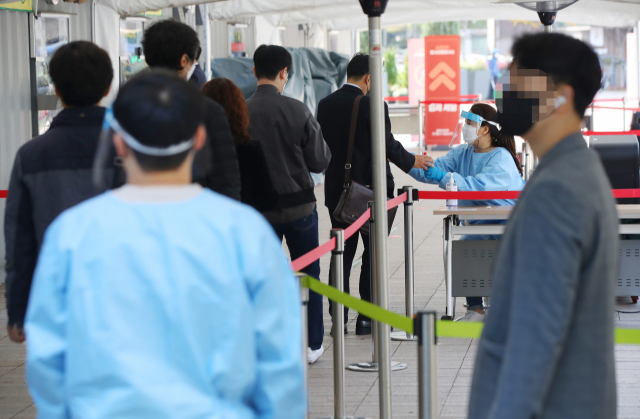 29일 오전 서울광장에 마련된 코로나19 선별검사소를 찾은 시민들이 검체 검사를 기다리고 있다./연합뉴스