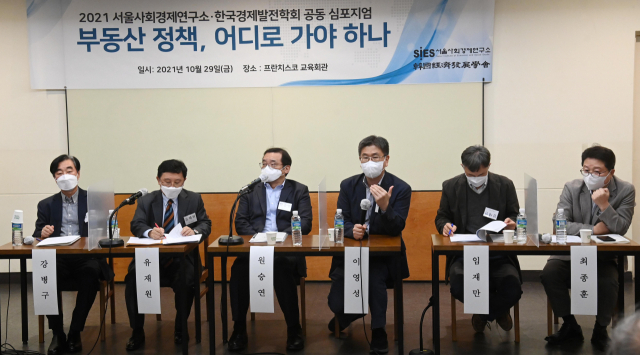 29일 서울 중구 프란치스코 교육회관에서 열린 '부동산 정책, 어디로 가야 하나' 심포지엄에서 참석자들이 토론하고 있다. 왼쪽부터 강병구 인하대 교수, 유재원 건국대 교수, 원승연 명지대 교수, 이영성 서울대 교수, 임재만 세종대 교수, 최종훈 한겨레 기자./성형주기자