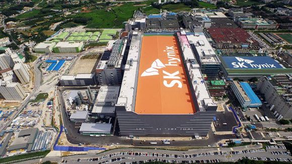 SK하이닉스가 키파운드리를 5,000억 원대에 인수해 파운드리 생산능력을 두 배가량 늘린다. 사진은 SK하이닉스 이천공장.