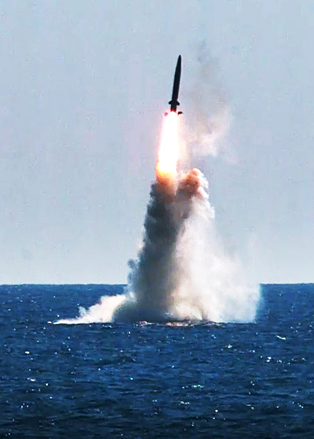 가칭 '현무4-4'로 알려진 국산 잠수함발사탄도미사일(SLBM)이 지난 15일 서해 해상에서 신형 잠수함인 '도산 안창호함'에서 수중 발사된 뒤 성공적으로 날아오르고 있다./ADD 제공 영상 캡처