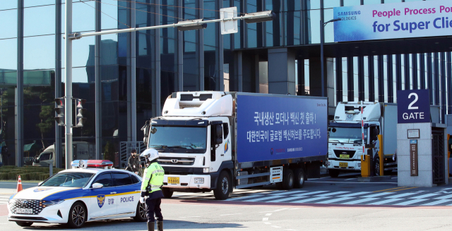 지난 28일 오전 인천 연수구 삼성바이오로직스 공장에서 국내에서 생산된 모더나 백신이 출하되고 있다. /사진공동취재단