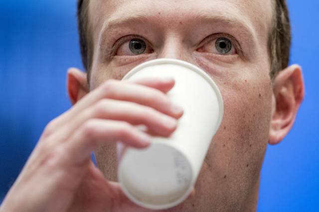 17년만에 페이스북, '좋아요' 떼낸 저커버그, '메타'로 주도권 잡을까