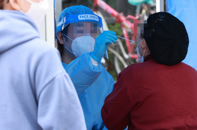 코로나19 선별진료소를 찾은 주민들이 검사를 받고 있다. /연합뉴스