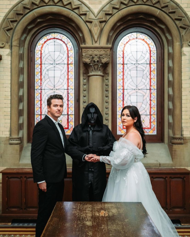 캐나다의 한 신혼부부가 ‘오징어 게임’ 콘셉트로 결혼식 사진을 촬영해 화제가 되고 있다. /토론토 웨딩사진 촬영 업체 인스타그램 캡처