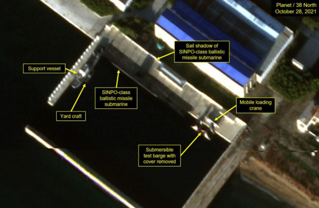 미국 전문매체 38노스가 지난 28일(현지시간) 신포조선소 일대를 찍은 인공위성 사진이라며 29일 공개한 이미지. 사진오른쪽에 위치한 시험용 잠수바지선(submersible test barge)의 커버가 벗겨져 있고, 바지선 바로 옆에 미사일적재용 크레인차량(mobile crane)이 위치해 있다. /사진출처=38노스 자료사진 캡쳐