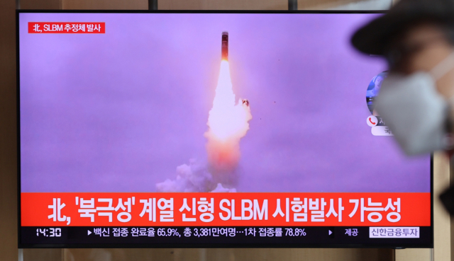 지난 19일 오후 서울역 대합실에 설치된 모니터에서 북한의 SLBM 발사 장면이 방송되고 있다. /연합뉴스
