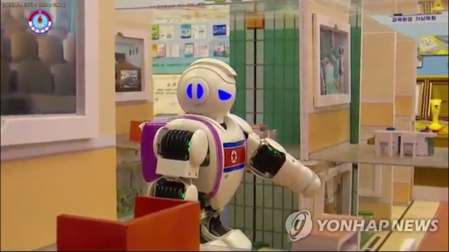 북한 매체 '조선의 소리'가 홈페이지를 통해 소개한 교육용 로봇 사진. 북한은 인공지능을 탑재해 음성과 화상을 인식할 수 있는 로봇을 유치원 및 초등학교 교육에 활용하고 있다고 주장하고 있다. /연합뉴스