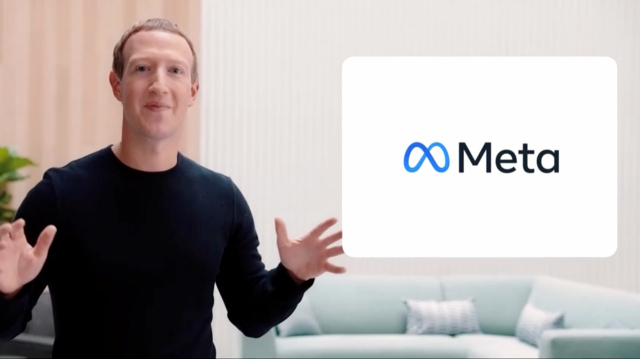 지난 28일(현지시간) 세계 최대 소셜미디어 페이스북의 최고경영자(CEO) 마크 저커버그가 온라인 행사에서 새로운 사명과 로고를 공개하고 있다. /로이터연합뉴스