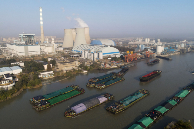 지난 29일 중국 장쑤성 양저우의 운하에서 바지선이 화뎬 양저우 화력발전소로 석탄을 운송하고 있다. /연합뉴스