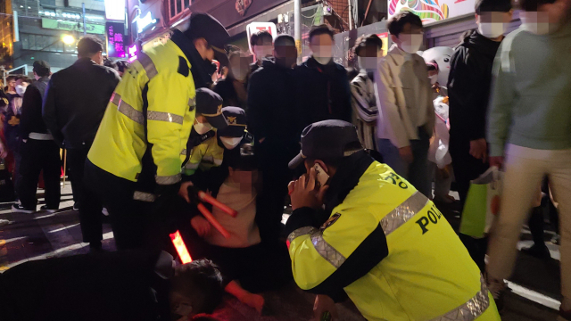 30일 서울 용산구 이태원 거리에서 한 시민 술에 취해 경찰의 부축을 받고 있다. /강동헌 기자
