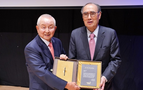 (서울=연합뉴스) 극동방송은 29일 이사장 김장환 목사(왼쪽)가 민간 외교와 한미동맹 발전을 위해 헌신한 공로를 인정받아 서울국제포럼(이사장 이홍구)이 주최하는 '2021 제13회 영산외교인상'을 받았다고 30일 밝혔다. 2021.10.30 [극동방송 제공. 재배포 및 DB금지] (끝)