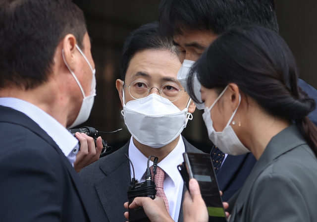 '고발 사주' 의혹의 핵심 인물인 손준성 전 대검찰청 수사정보담당관이 지난 달 26일 서울 서초구 서울중앙지법에서 열린 영장실질심사를 마친 뒤 법원을 나서고 있다. /연합뉴스