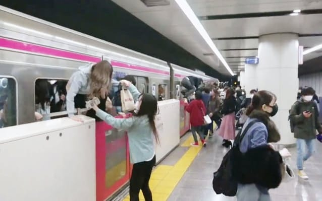 조커 옷 입고 칼부림·방화…아수라장 된 도쿄 전철