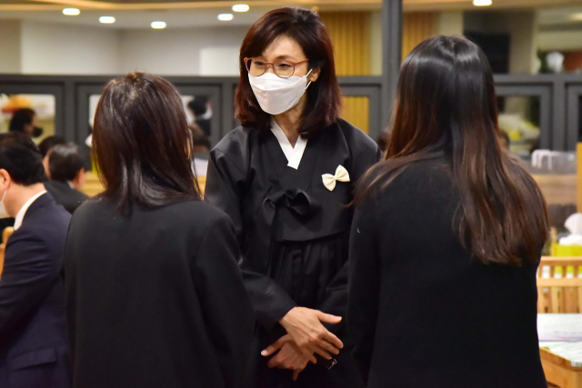 노소영 아트센터 나비 관장이 지난 28일 오후 서울 종로구 서울대병원 장례식장에 마련된 고 노태우 전 대통령 빈소를 찾은 조문객을 맞이하고 있다./연합뉴스