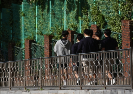 서울 강남구 대치동의 한 중학교에서 학생들이 하교를 하고 있다. / 연합뉴스