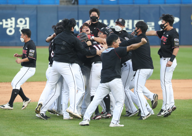 31일 오후 대구 삼성라이온즈파크에서 열린 프로야구 2021 신한은행 쏠(SOL) KBO 정규시즌 1위 결정전 kt wiz와 삼성 라이온즈의 경기에서 kt가 1:0으로 승리하며 정규시즌 우승을 확정 짓고 나서 kt 선수들이 기뻐하고 있다. /연합뉴스