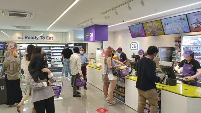 지난달 31일 문을 연 말레이시아 CU 텐키아라점에서 고객들이 구매하고 있다./사진 제공=BGF리테일